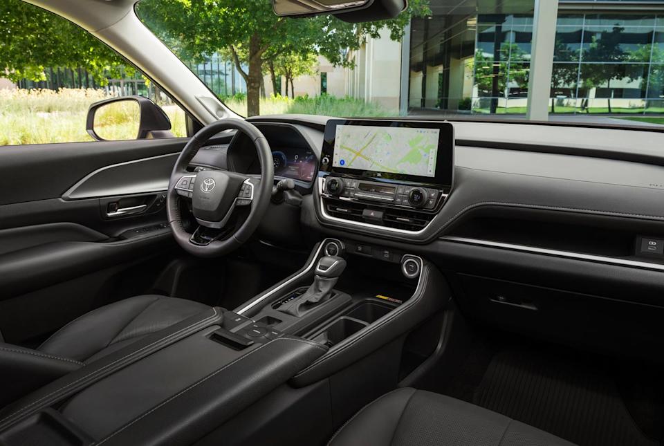 Starway Limousine UAE | Toyota Highlander Luxury Interior, Safety, and Comfort Starway Limousine UAE – Toyota Highlander interior with modern dashboard, safety, and comfort for every trip
